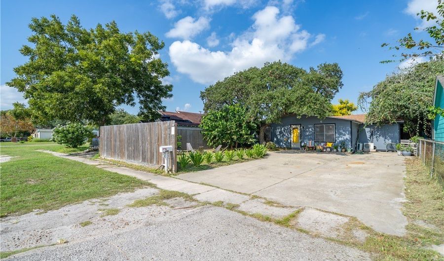 252 S 8th St, Aransas Pass, TX 78336 - 3 Beds, 2 Bath