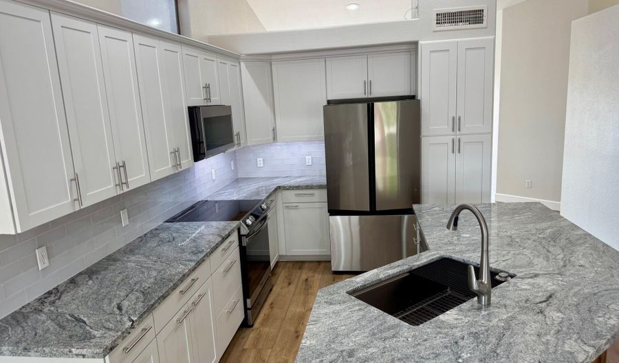 1314 W KINGBIRD Dr, Chandler, AZ 85286 - 2 Beds, 2 Bath