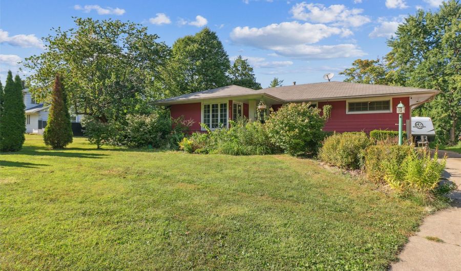 2936 E Tiffin Ave, Des Moines, IA 50317 - 3 Beds, 2 Bath