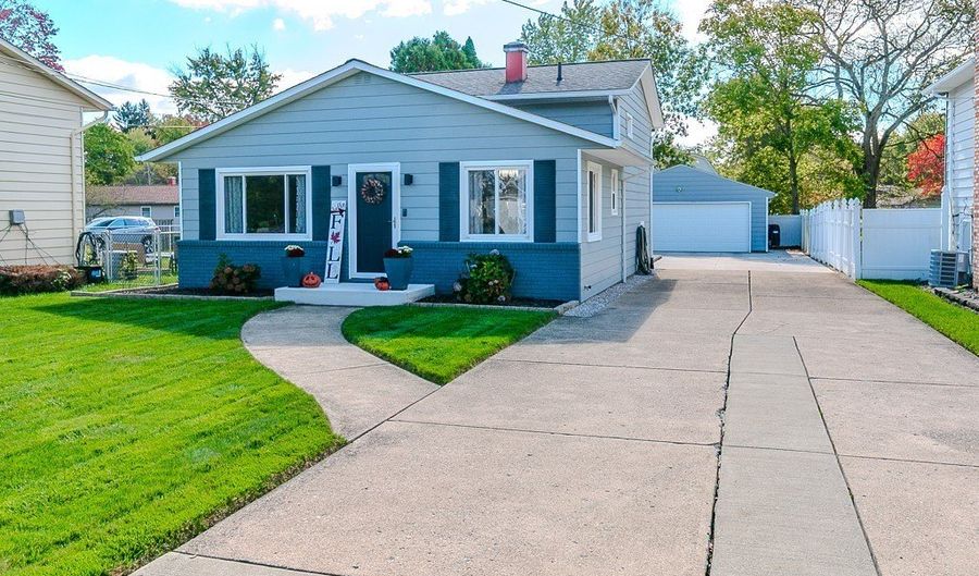 911 Lloyd Ave, Aurora, OH 44202 - 3 Beds, 2 Bath