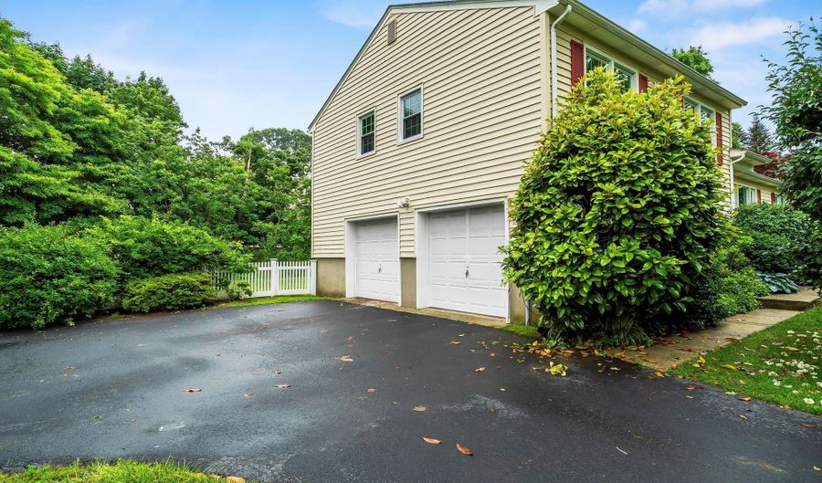 19 Galloping Cir, Belford, NJ 07718 - 3 Beds, 3 Bath