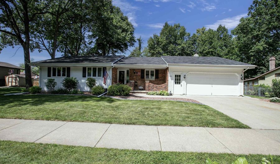 2901 S CARPENTER St, Appleton, WI 54913 - 3 Beds, 2 Bath