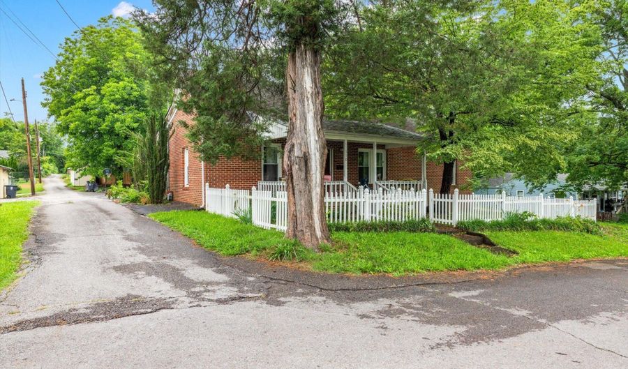 110 S Kilgore St, Athens, TN 37303 - 3 Beds, 2 Bath
