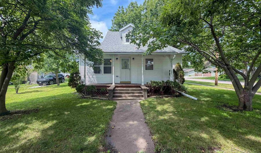 1121 3rd Ave E, Albia, IA 52531 - 3 Beds, 2 Bath
