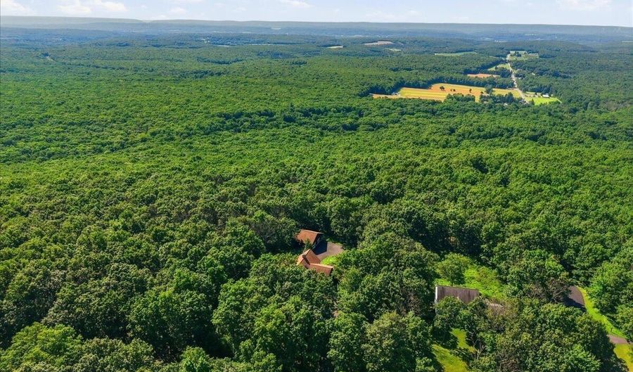 14 E Point Rd, Albrightsville, PA 18210 - 3 Beds, 3 Bath