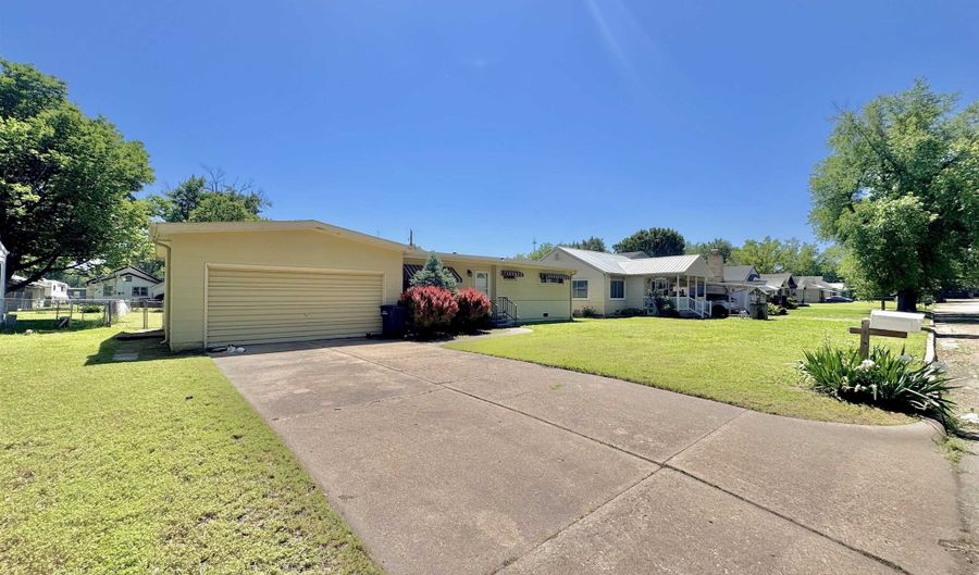 1018 N B St, Arkansas City, KS 67005 - 2 Beds, 1 Bath