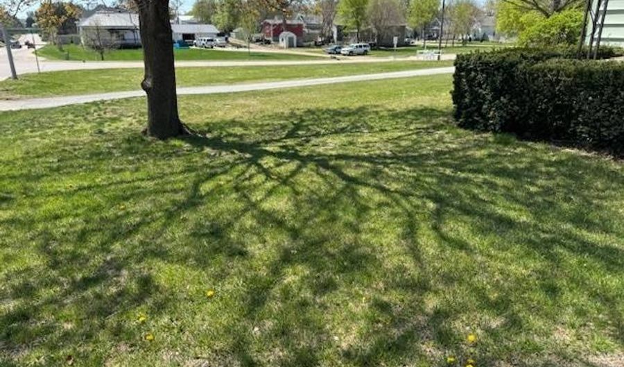 813 16th St, Aurora, NE 68818 - 4 Beds, 2 Bath