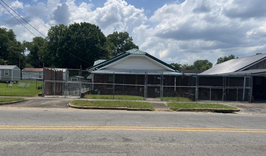 124 W 18TH St, Anniston, AL 36201 - 3 Beds, 2 Bath