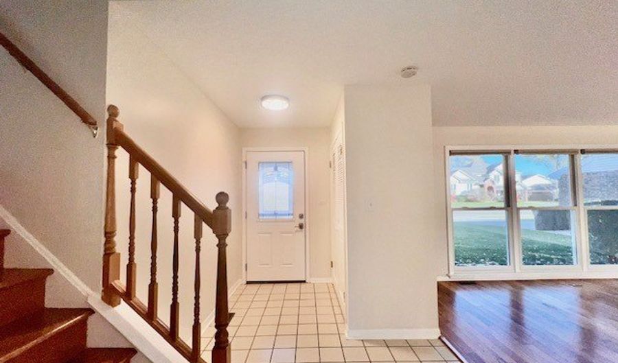 2112 N Kennicott Dr, Arlington Heights, IL 60004 - 3 Beds, 2 Bath