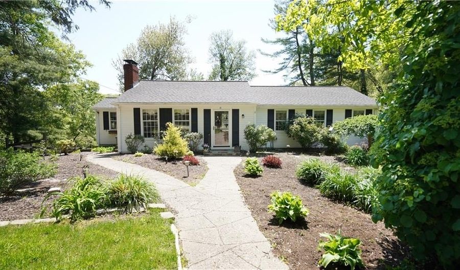 70 Westwood Park Cir, Attleboro, MA 02703 - 2 Beds, 2 Bath