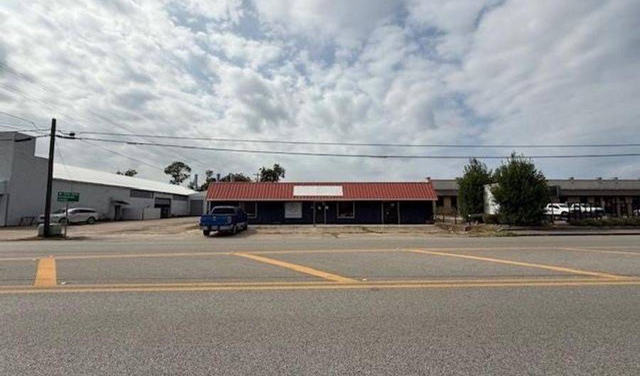 611 N Velasco, Angleton, TX 77515 - 0 Beds, 0 Bath