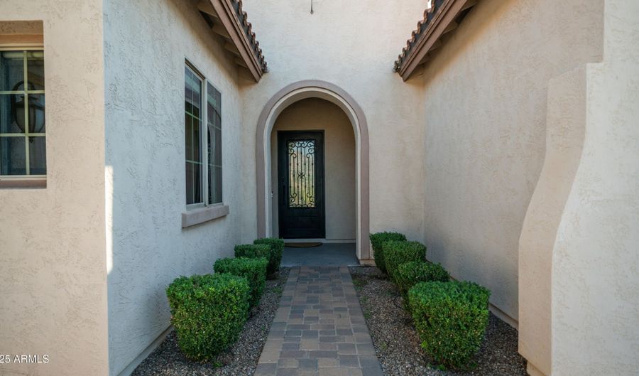 561 W YELLOWSTONE Way, Chandler, AZ 85248 - 3 Beds, 2 Bath