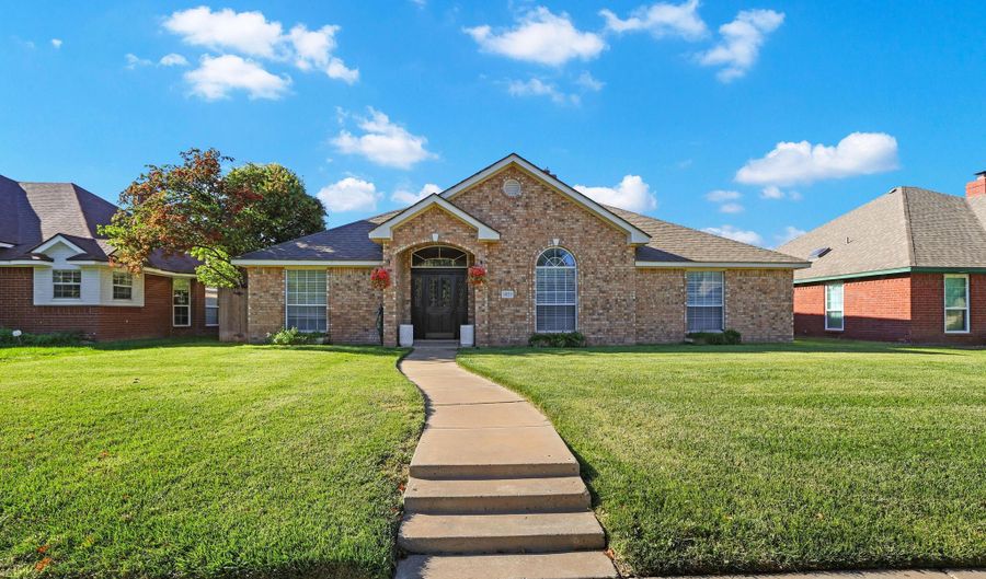 6829 GLENOAK Ln, Amarillo, TX 79109 - 4 Beds, 3 Bath