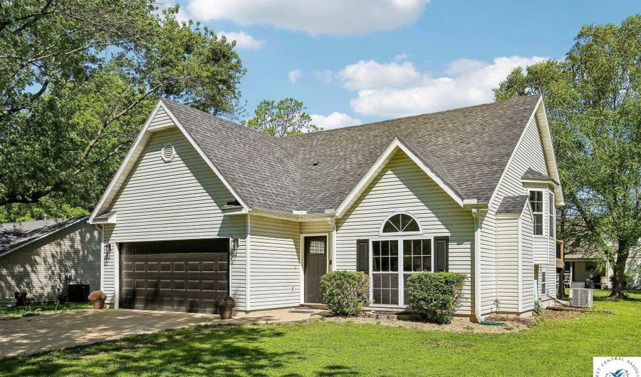 204 E 8th St, Adrian, MO 64720 - 3 Beds, 2 Bath