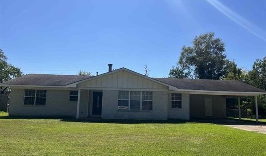 3810 LISA St, Alexandria, LA 71302 - 3 Beds, 2 Bath