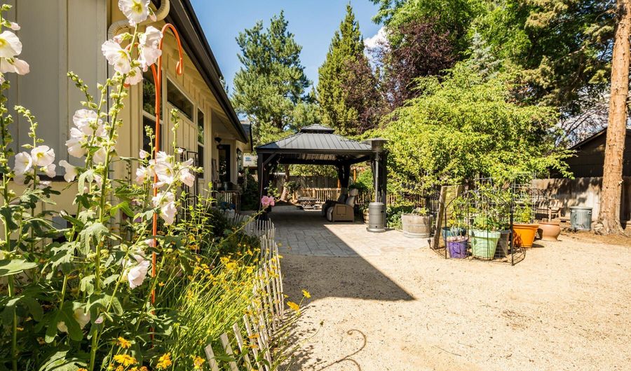 796 SE Briarwood Ct, Bend, OR 97702 - 4 Beds, 3 Bath