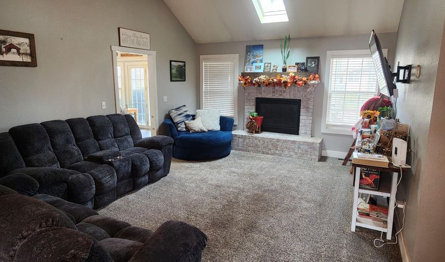 1019 E Daniels St, Aurora, MO 65605 - 4 Beds, 3 Bath