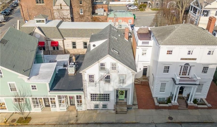8 Franklin St 3, Newport, RI 02840 - 3 Beds, 1 Bath