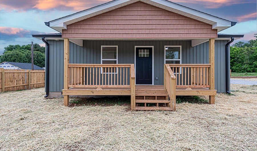 135 Short St, Athens, TN 37303 - 2 Beds, 2 Bath