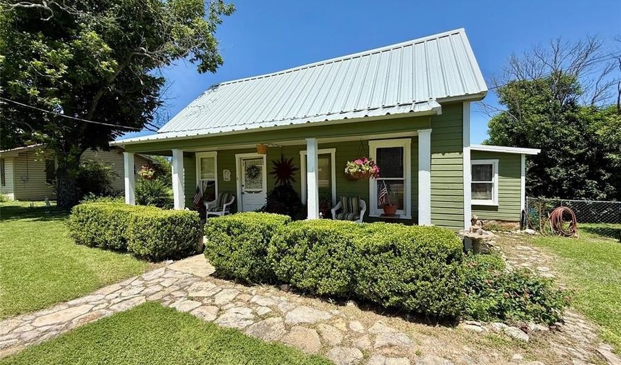 713 N Mesquite St, Hico, TX 76457 - 2 Beds, 1 Bath