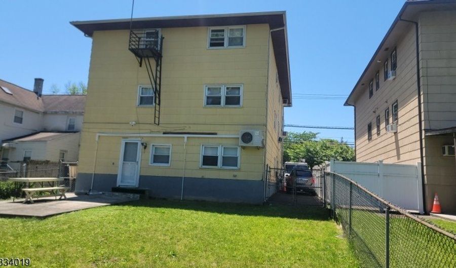 692 Mill St, Belleville, NJ 07109 - 7 Beds, 5 Bath
