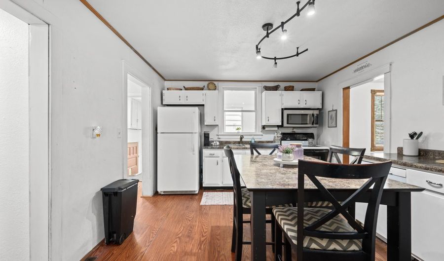 406 234TH St, Aledo, IL 61231 - 3 Beds, 1 Bath