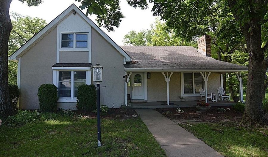 13905 Leavenworth Rd, Basehor, KS 66007 - 3 Beds, 2 Bath