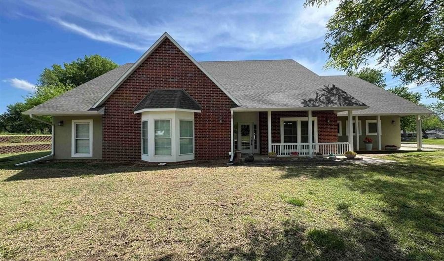 1923 Eastridge Dr, Arkansas City, KS 67005 - 4 Beds, 3 Bath