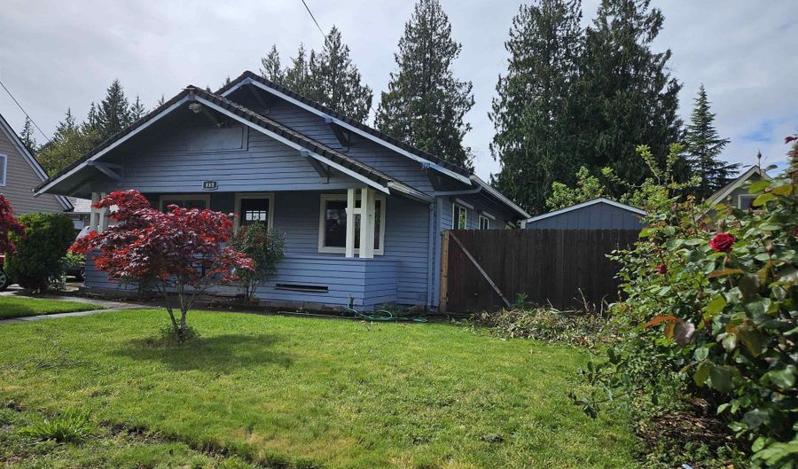 880 Young St, Woodburn, OR 97071 - 4 Beds, 2 Bath