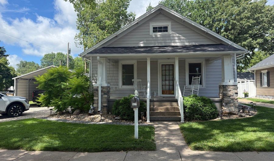 917 9th St, Aurora, NE 68818 - 3 Beds, 2 Bath