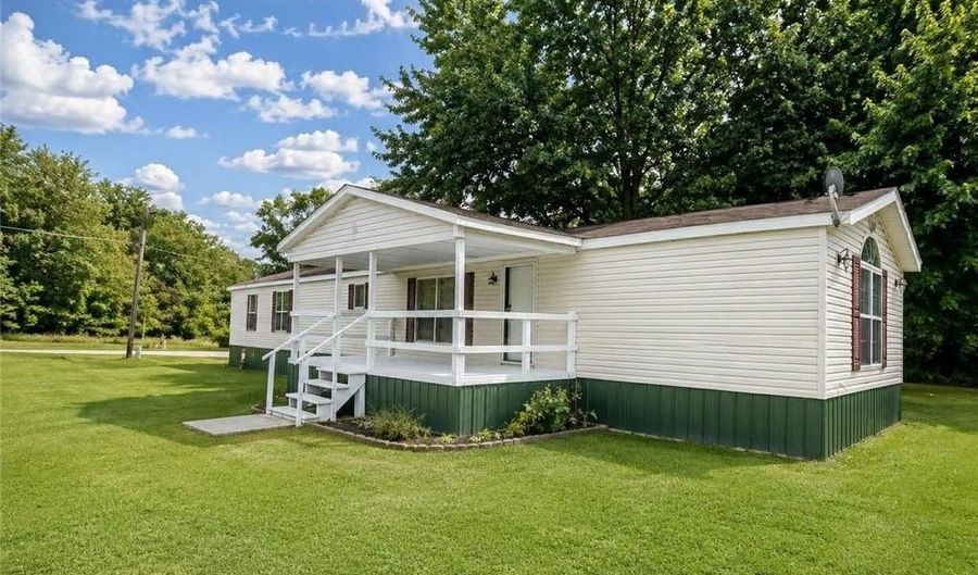 809 W 9th St, Baxter Springs, KS 66713 - 2 Beds, 2 Bath