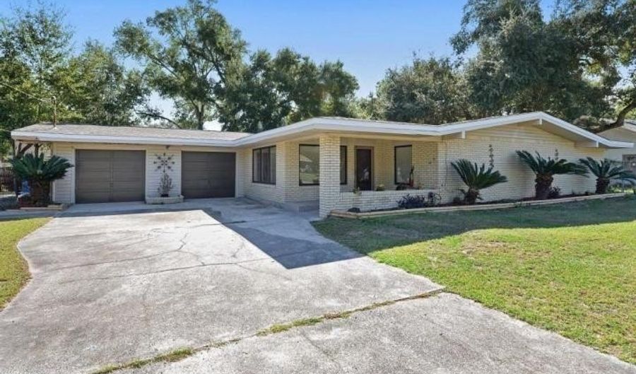 320 Lakeview Blvd, Biloxi, MS 39531 - 3 Beds, 2 Bath