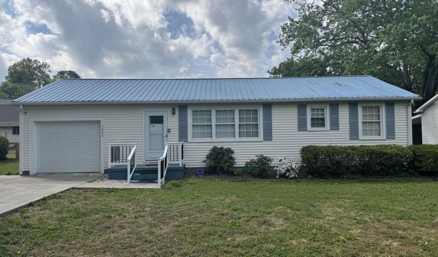 1209 Morgan St, Athens, TN 37303 - 3 Beds, 2 Bath
