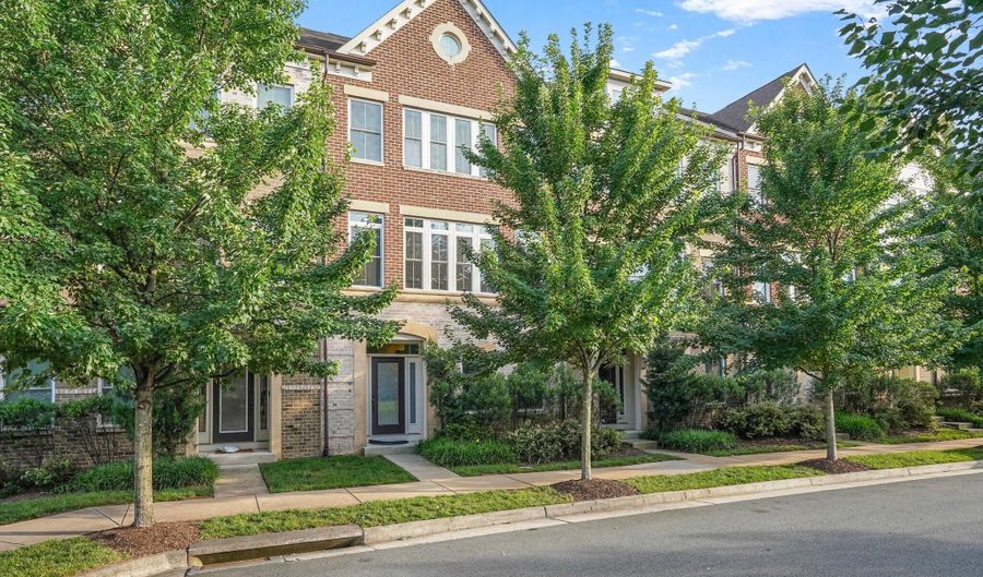 44713 PLYMPTON Sq, Ashburn, VA 20147 - 5 Beds, 5 Bath
