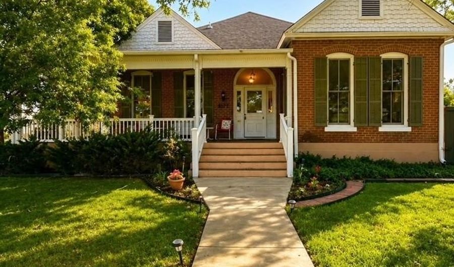 403 N 8th St, Alpine, TX 79830 - 5 Beds, 6 Bath