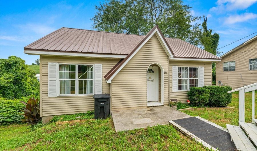 212 S Jackson St, Athens, TN 37303 - 2 Beds, 1 Bath