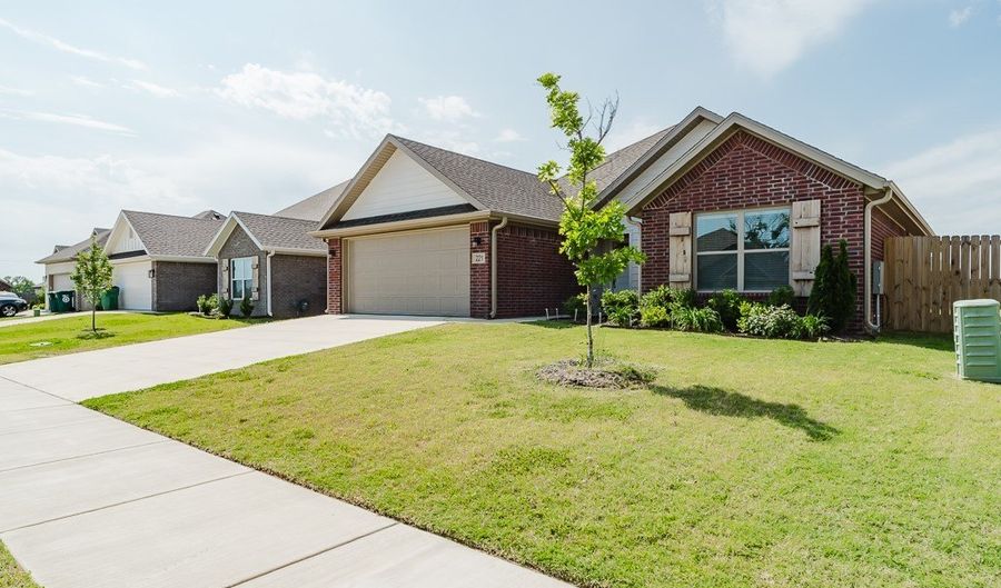 221 Palm St, Bentonville, AR 72713 - 3 Beds, 2 Bath