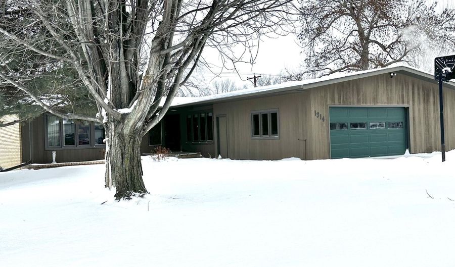 1314 N 3rd St, Aberdeen, SD 57401 - 5 Beds, 4 Bath