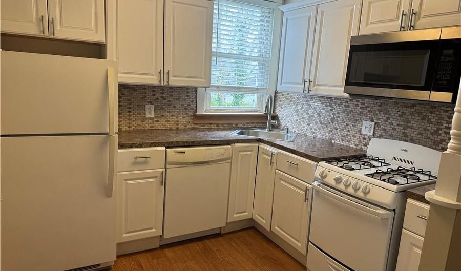 38 Freebody St 205, Newport, RI 02840 - 1 Beds, 1 Bath