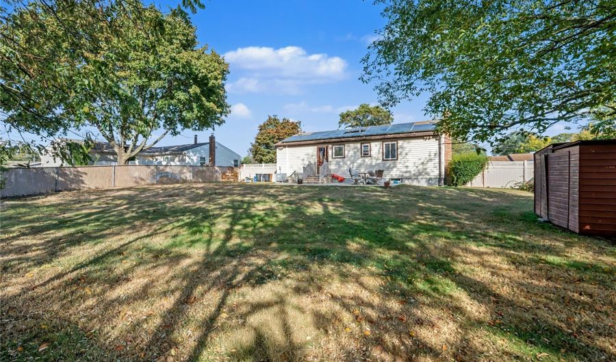 14 Campbell St, Amityville, NY 11701 - 3 Beds, 1 Bath