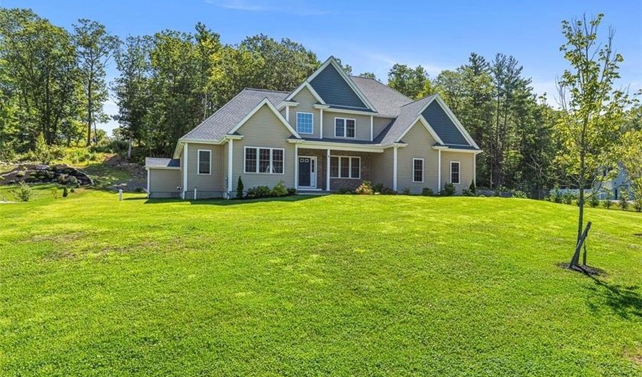 8 Lyn Ct, Cumberland, RI 02864 - 4 Beds, 4 Bath