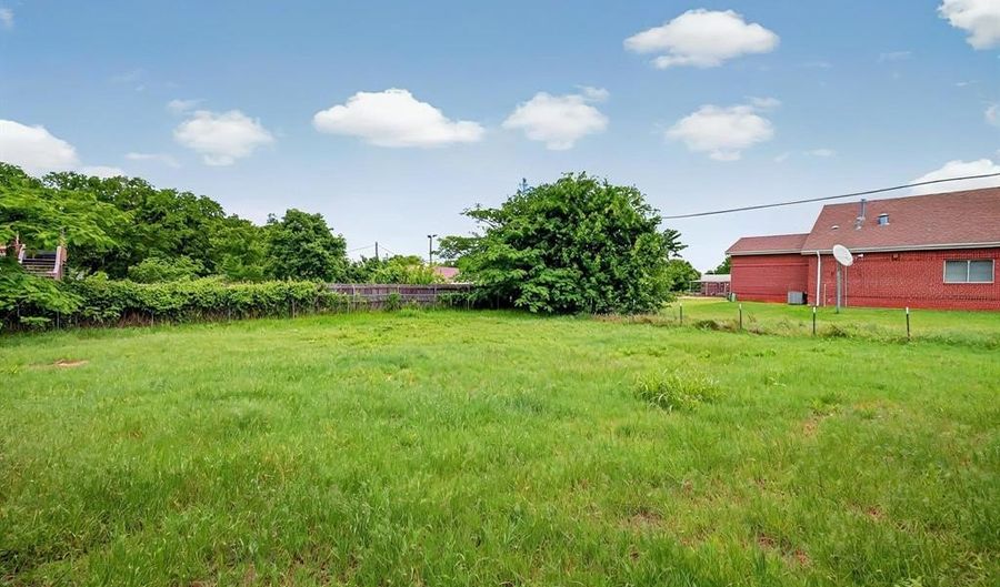 206 W Franklin St, Alvord, TX 76225 - 2 Beds, 1 Bath