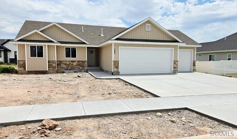 796 Hollow Dr, Ammon, ID 83401 - 3 Beds, 2 Bath
