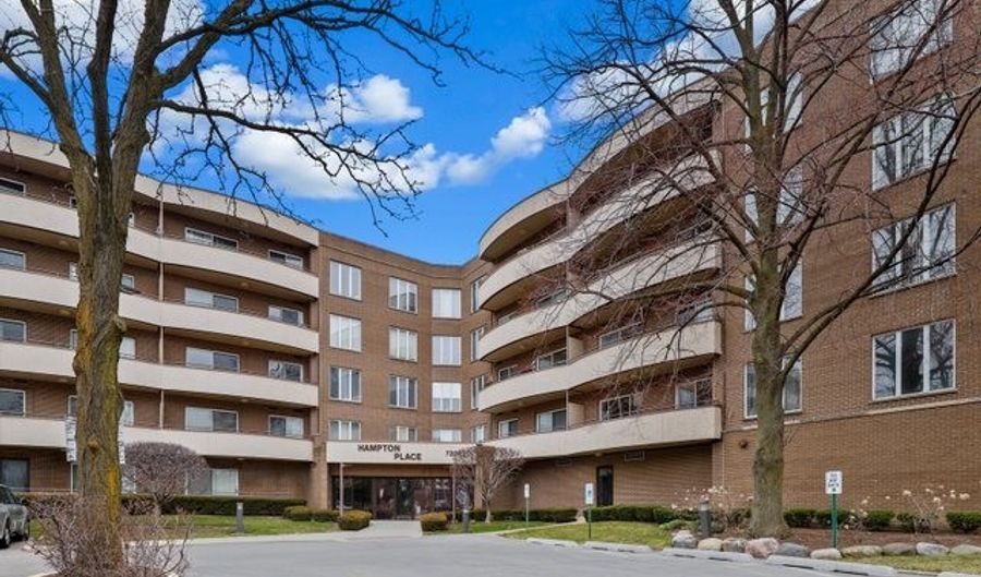 7201 N Lincoln Ave 201, Lincolnwood, IL 60712 - 3 Beds, 2 Bath