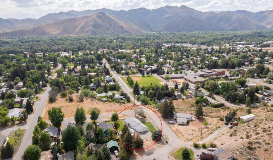 700 Cedar St, Bellevue, ID 83313 - 2 Beds, 2 Bath