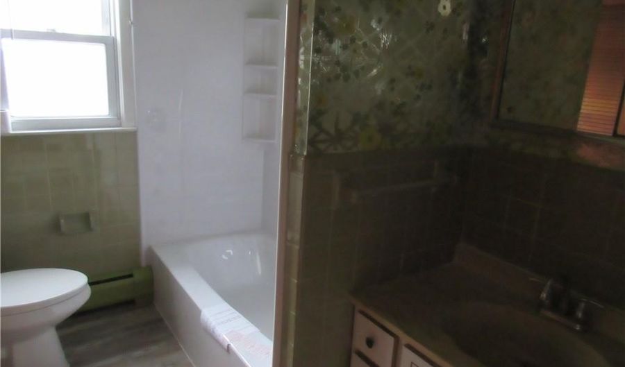 164 Cleveland Ave 2nd, Bridgeport, CT 06606 - 3 Beds, 1 Bath