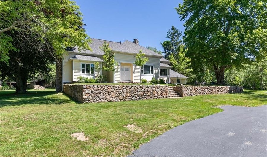 80 Woodbridge Dr, East Greenwich, RI 02818 - 3 Beds, 4 Bath