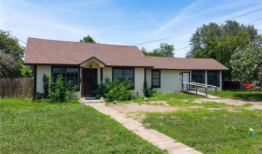 801 E 1st St, Alice, TX 78332 - 2 Beds, 2 Bath
