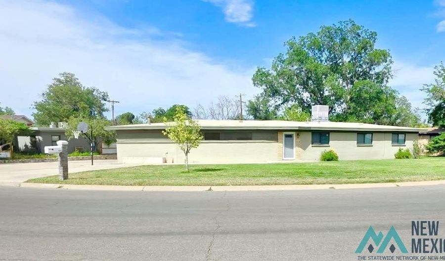 1422 S Country Club Cir, Carlsbad, NM 88220 - 3 Beds, 2 Bath