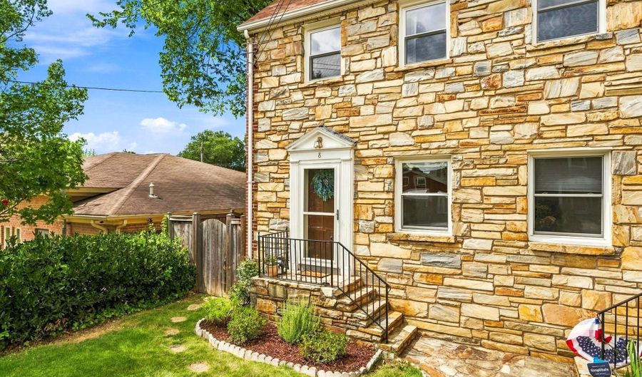 8 E MASONIC VIEW Ave, Alexandria, VA 22301 - 2 Beds, 2 Bath